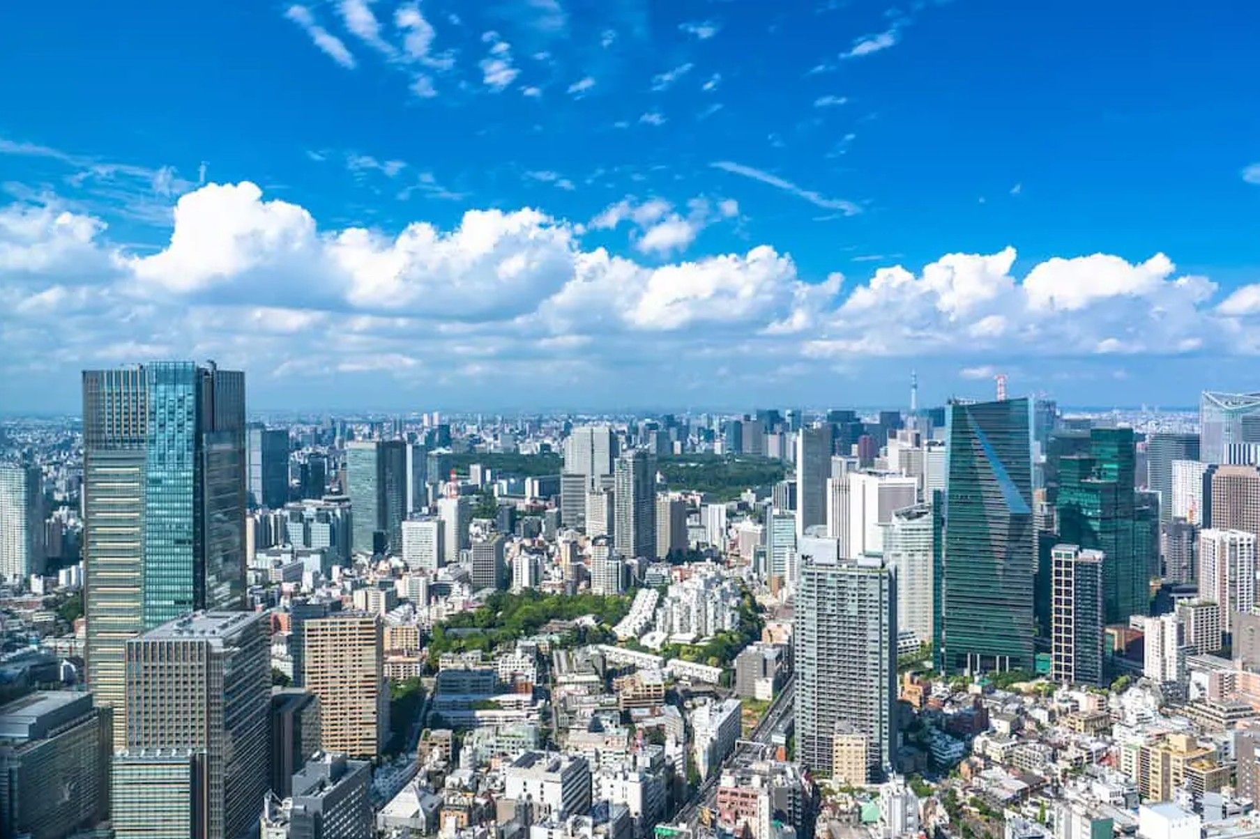 東京の高層ビル群と青空 - 九本の不動産仲介
